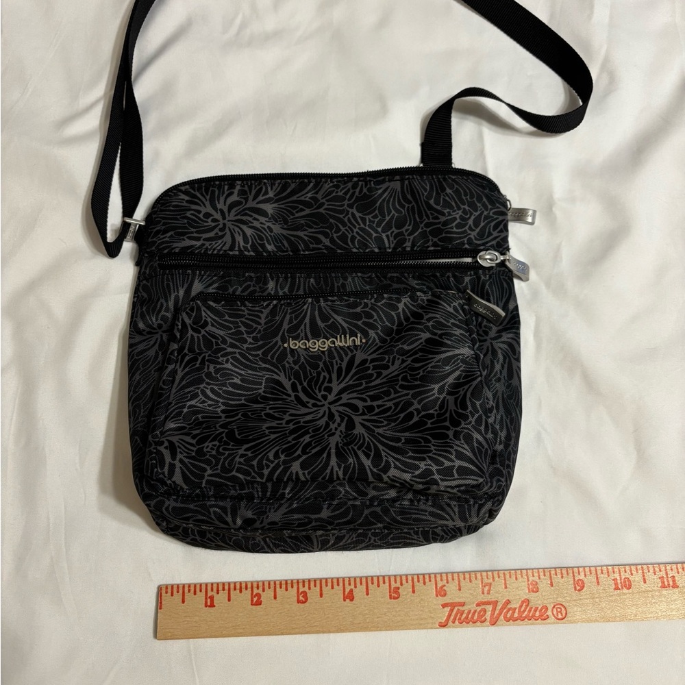 Baggallini Black Floral-Pattern Crossbody Bag